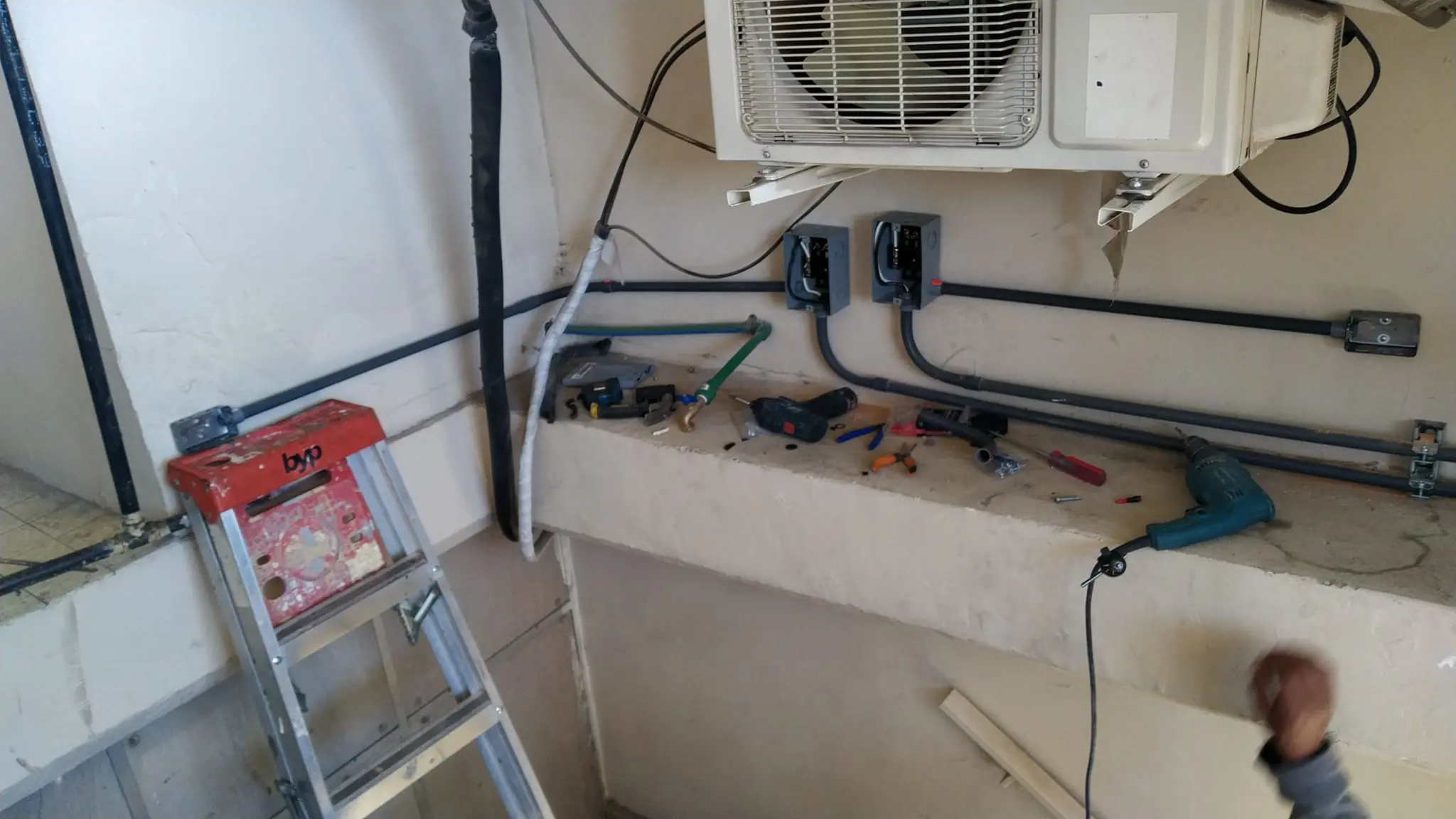 Técnico plomero trabajando en un servicio